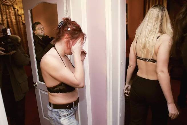 Европарламент: декриминализовать проституцию, привлекать к ответственности клиентов и сутенеров