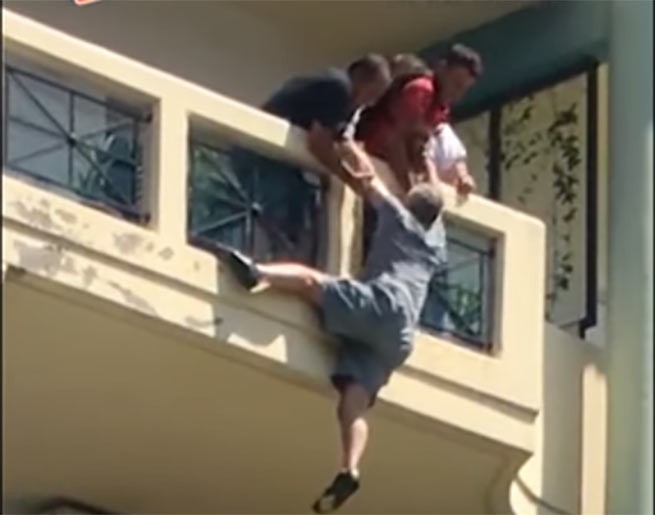 Сержант спас мужчину, висящего на балконе