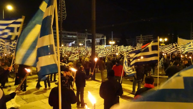 Греция должна выбрать между курсом премьера и политическим кризисом