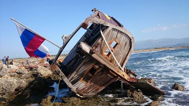 Шторм разбил российское судно "Святитель Петр" о рифы у берегов Кефалоньи