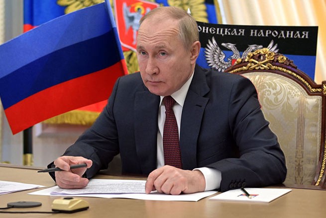 Путин официально признал ЛДНР