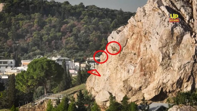 Чей "портрет" запечатлен на скале Акрополя
