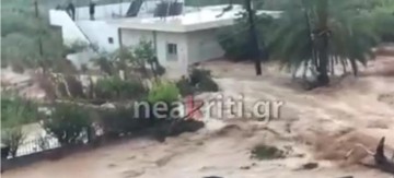 Непогода на Крите: Жители спаслись на крыше дома
