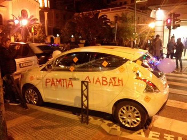 Активисты в Греции "украшают" незаконно припаркованные автомобили