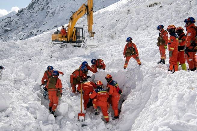 Тибет: лавина сошла на туннель и погребла под собой 28 человек