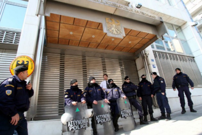 Греческие анархисты вторглись в резиденцию посла Германии в Афинах