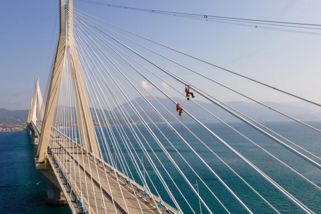 Впечатляющие кадры с моста Рио-Антирио: альпинисты на тросах