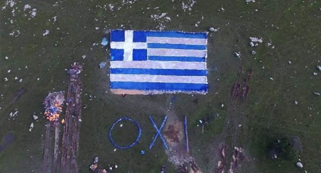 Жители острова Лесбос создали огромный греческий флаг, раскрасив камни в синий и белый цвета и написав «OXI» («Охи») - «Нет»