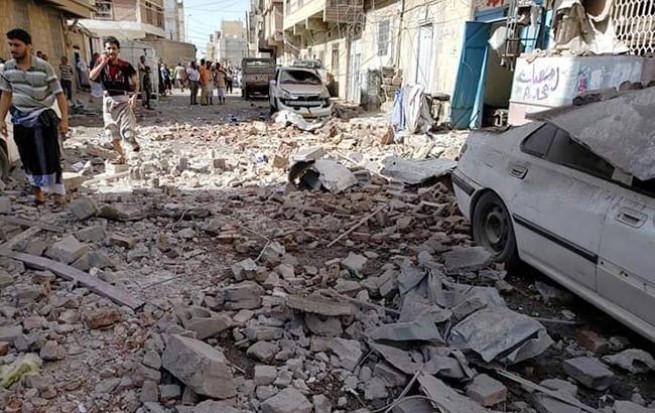 Фото: результат бомбардировки в Сане (twitter.com/OsamahAlrawhani)