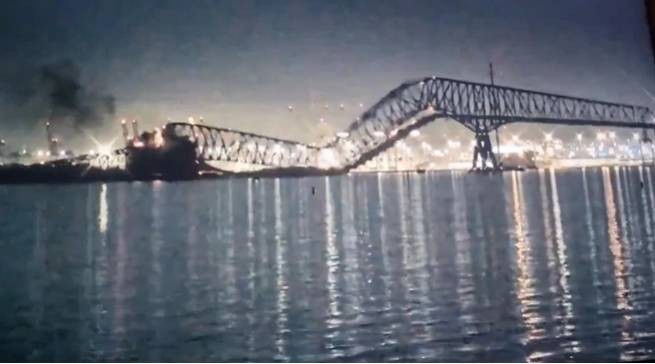 Грузовое судно в США обрушило мост (дополнено)