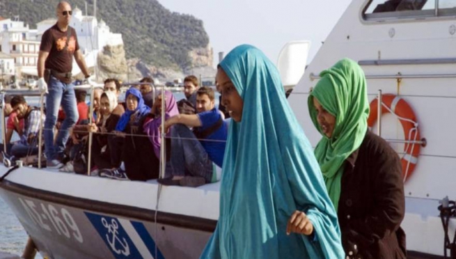 На турецком побережье беженцам-нелегалам раздают листовки с лозунгом: "Добро пожаловать в Грецию!"