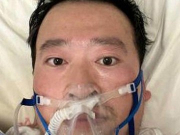 Китай: в годовщину смерти врача, предсказавшего пандемию, тысячи китайцев чтят его память в социальных сетях