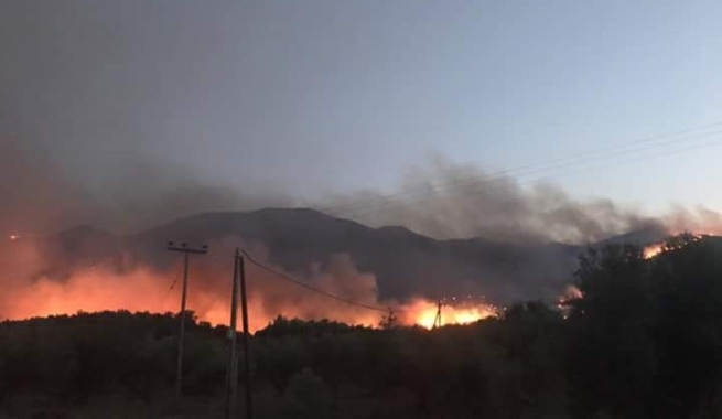 Пожары выходят из-под контроля в Мани, на юге Греции!