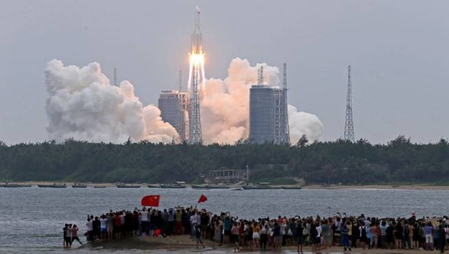 Неконтролируемая китайская ракета падает на Землю