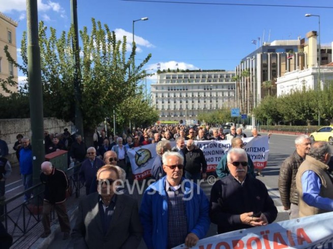 Пенсионеры Греции требуют возврата незаконно урезанных денег