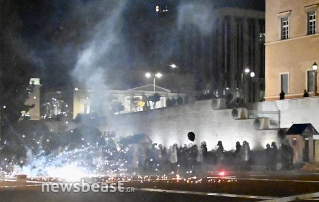 Слезоточивый газ и пожары на Синтагме - акция протеста против трагедии в Темпи (видео)