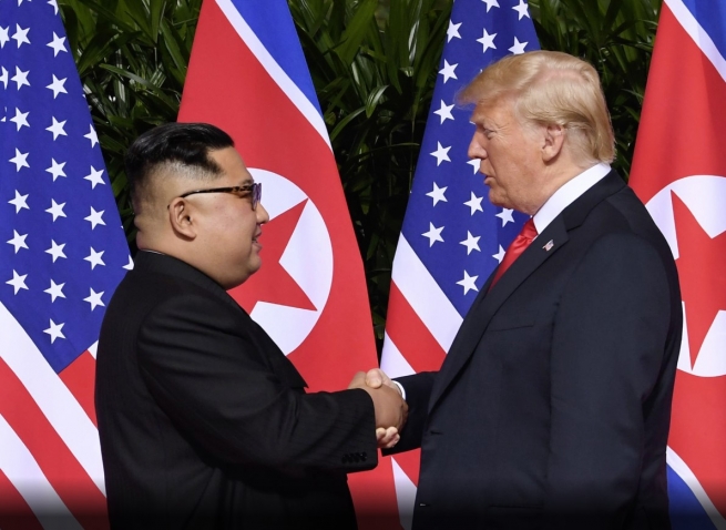 Трамп и Ким Чен Ын пожали друг другу руки и подписали 3 документа