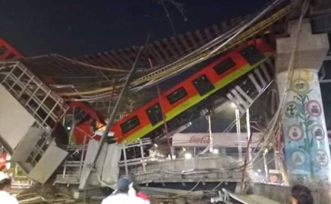 Мехико: пролет огромного моста рухнул вместе с вагонами поезда