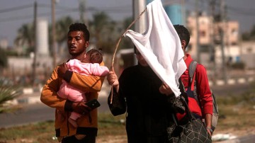 Палестинцы покидают сектор Газа на юг с белыми флагами в руках AP Photo / Мохаммед Дахман