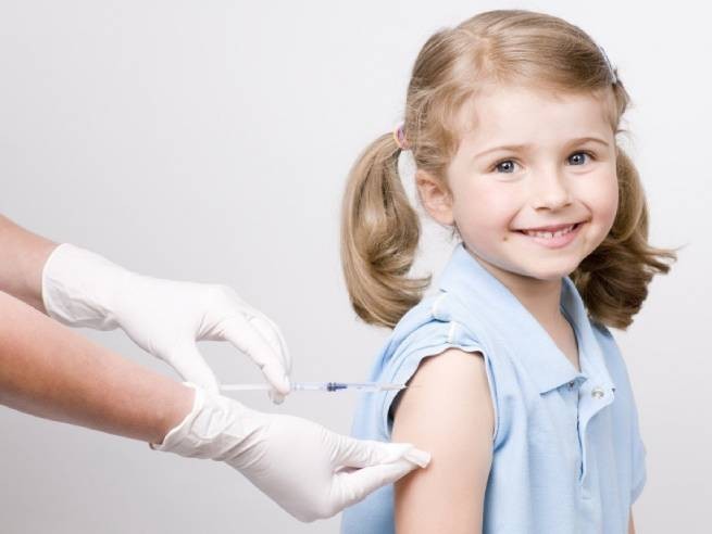 Франция: шестерых детей вакцинировали двойной дозой