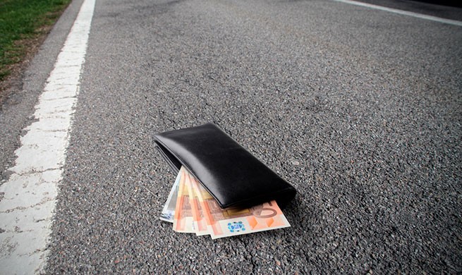 Девушки нашли кошелек с 8000 евро и передали его полиции