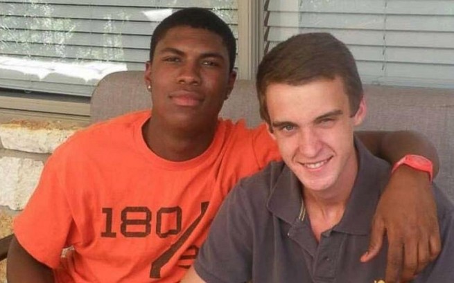 Джон Грэмлич (справа) и его друг Бакари Хендерсон (слева), 22-летний парень, который был убит во время поездки в Грецию