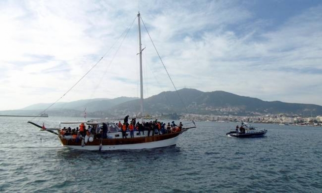 Возле Крита задержали яхту с 69 нелегальными мигрантами