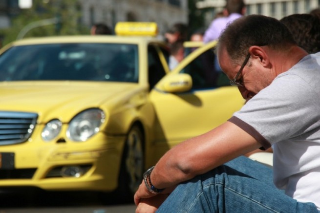 Таксисты недовольны зарплатой и требуют повышения тарифов