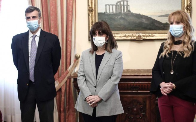 Президент Греции сделала прививку от гриппа и пневмококка