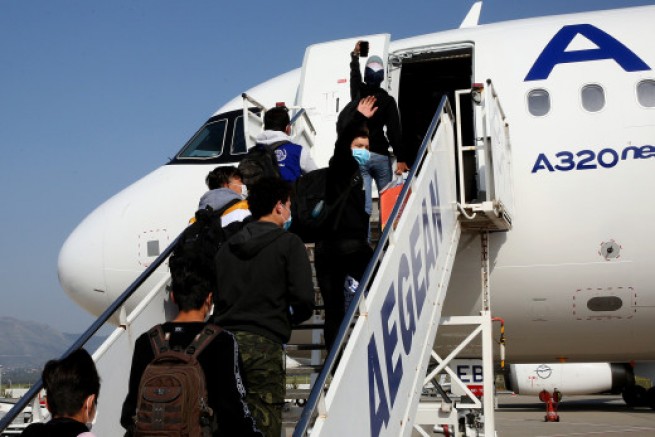 50 беженцев отправят в Великобританию, а 130 греков вернутся домой