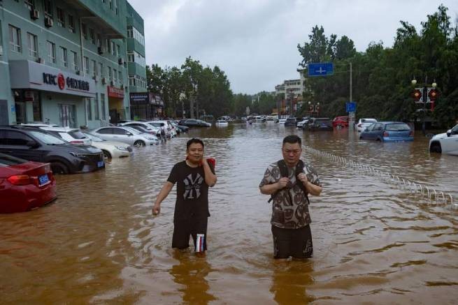 Наводнение, тайфун и экстремальная жара в Азии (видео)