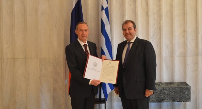 Посол России в Греции Андрей Маслов передал Константину Акту диплом  МИД России и исполнительный документ МИД Греции.