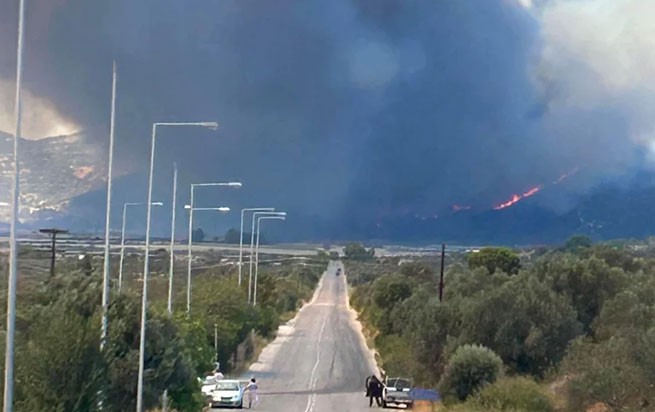 Εκτός ελέγχου η φωτιά στην Εύβοια