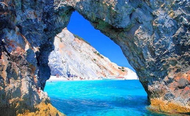Скиа́тос — самый западный из островов архипелага Северные Спорады в Эгейском море