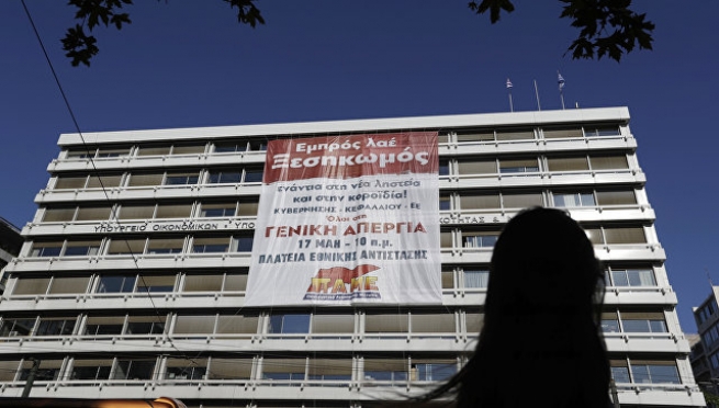 Члены коммунистического профсоюза Греции вывесили баннер на здании минфина