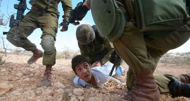 «Гаарец»: израильские солдаты фиксируют и публикуют пытки палестинцев