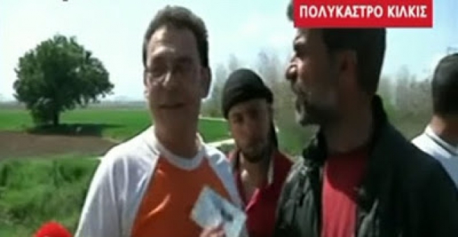 Шок: &quot;беженцы&quot; перекрыли дорогу грузовикам и требуют с греческих водителей документы на груз