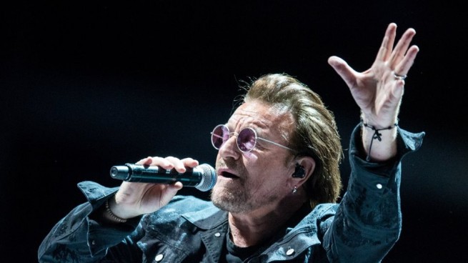 Боно из U2 отдыхает в Греции