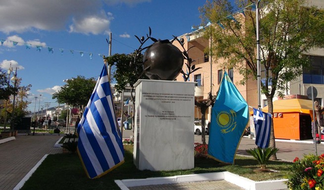 Казахстанское яблоко, символ Алматы, увековечили в Греции