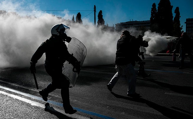 Полиция применила слезоточивый газ во время акций протеста в Афинах и Салониках