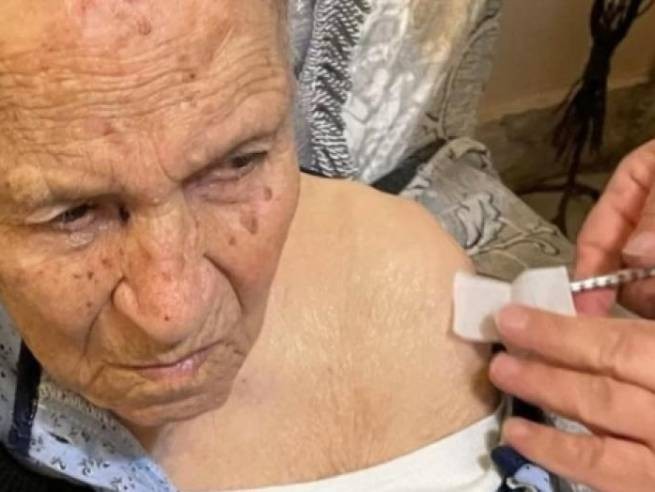 106-летняя бабуля сделала прививку, чтобы «одержать победу»