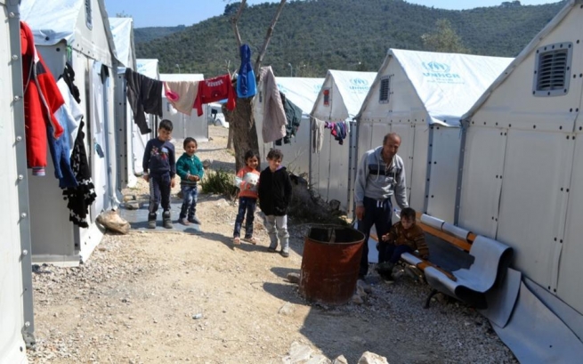 Греция: дети мигрантов ждут мест в общежитиях