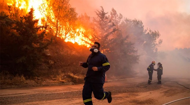 Пожар в Мегаре вышел из-под контроля: эвакуируют населенные пункты, горят дома