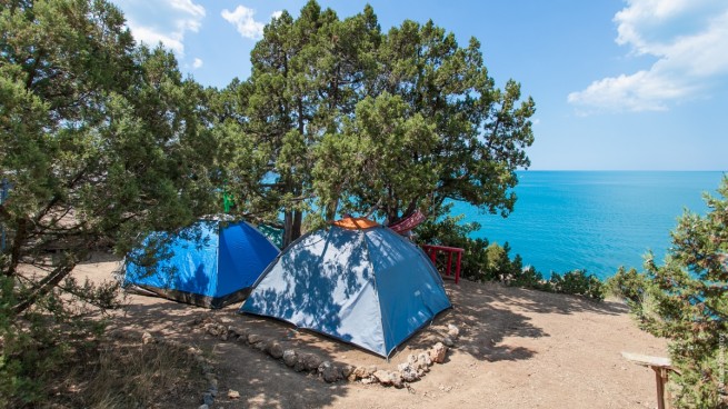 Через Airbnb... делец сдавал палатки на Гавдосе!