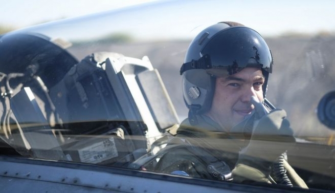 Алексис Ципрас прокатился над Эгейским морем на истребителе F-16 (видео)