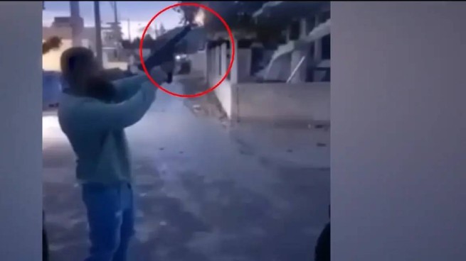 Оперативные действия полиции по аресту цыган, стреляющих в воздух из автомата рядом с домами
