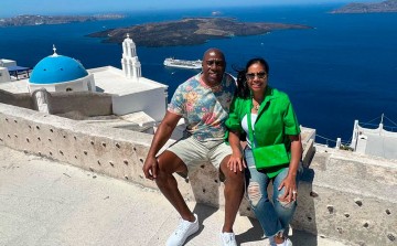 Легенда НБА Мэджик Джонсон совершает турне по Греции, где ему неожиданно позвонил премьер