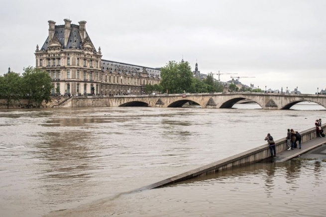 Уровень воды в Сене достиг пика: в Париже закрыли 7 станций метро