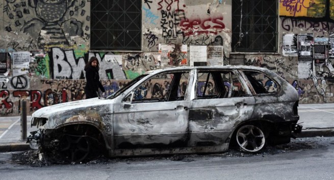 «Группа сумасшедших нигилистов» стоит за сожженными автомобилями в Афинах
