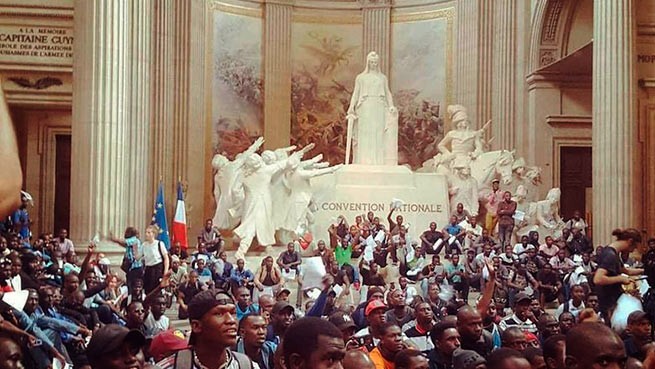 Протест &quot;черных жилетов&quot;. Мигранты ворвались в здание Пантеона в Париже 